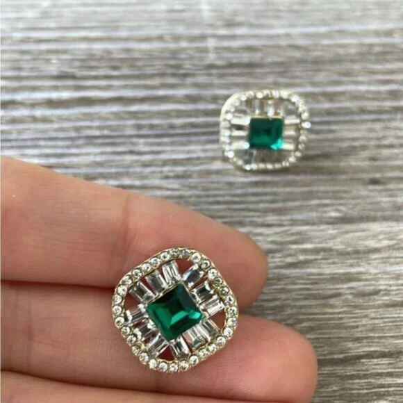 Green crystal stud earrings A199 - Picture 3 of 5